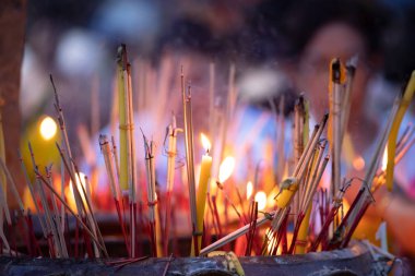 Tayland'da bir Budist Tapınağı'nda yanan tütsü çubukları.