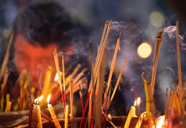 Tayland'da bir Budist Tapınağı'nda yanan tütsü çubukları.