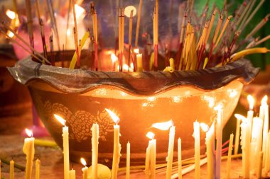 Tayland'da bir Budist Tapınağı'nda yanan tütsü çubukları.