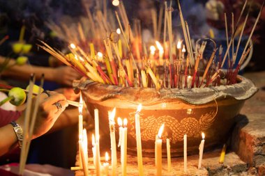 Tayland'da bir Budist Tapınağı'nda yanan tütsü çubukları.