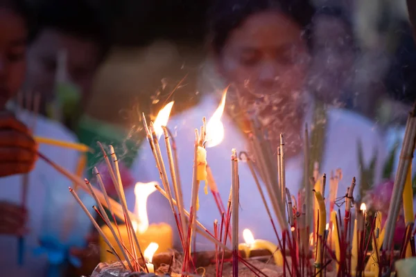 Tayland'da bir Budist Tapınağı'nda yanan tütsü çubukları.