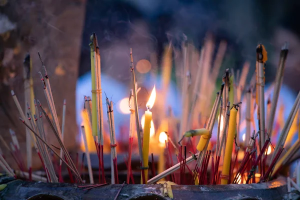 Tayland'da bir Budist Tapınağı'nda yanan tütsü çubukları.