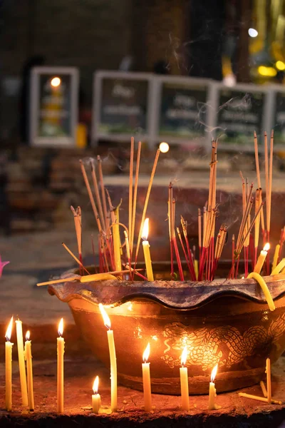 Tayland'da bir Budist Tapınağı'nda yanan tütsü çubukları.