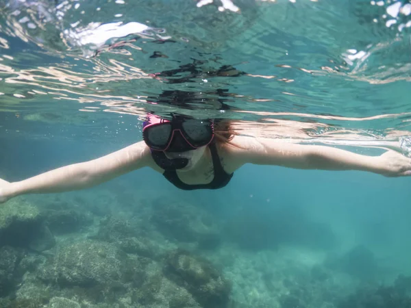 Retrato submarino de una mujer haciendo snorkel en el mar tropical . —  Fotos de Stock