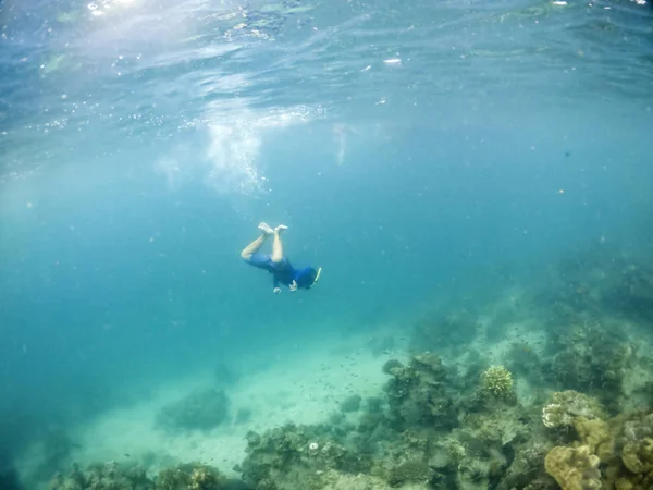 Foto subaquática do homem snorkeling no mar tropical . — Fotografia de Stock