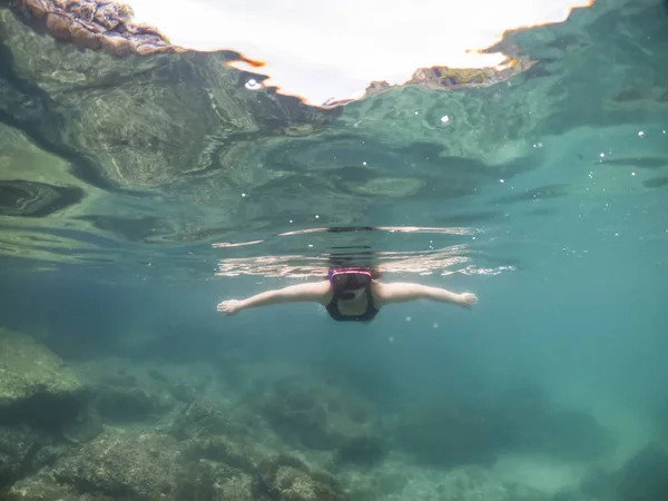 Retrato submarino de una mujer haciendo snorkel en el mar tropical . —  Fotos de Stock