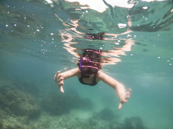 Unterwasserporträt einer Frau beim Schnorcheln im tropischen Meer. — Stockfoto