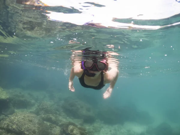 Ritratto subacqueo di una donna che fa snorkeling nel mare tropicale . — Foto Stock