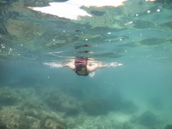 Ritratto subacqueo di una donna che fa snorkeling nel mare tropicale . — Foto Stock