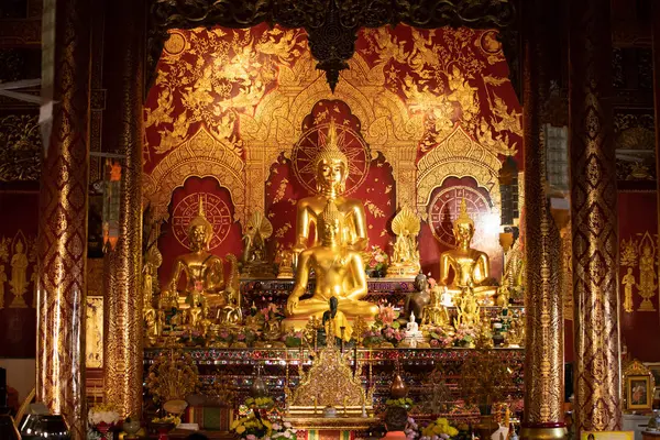 Interiören i ett buddhistiskt tempel med många gyllene statyer, Chiang M — Stockfoto