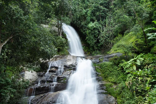 Cascata Huai Sai Lueang nel Parco Nazionale dell'Inthanon . — Foto Stock