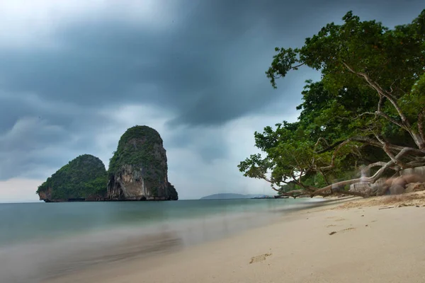 Ao Phra Nang Beach, Krabi, Thajsko v letním dni. — Stock fotografie