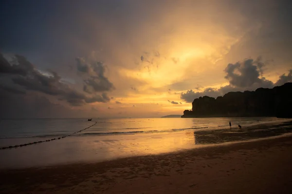 Beautiful sunrise over the tropical beach. — Stock Photo, Image