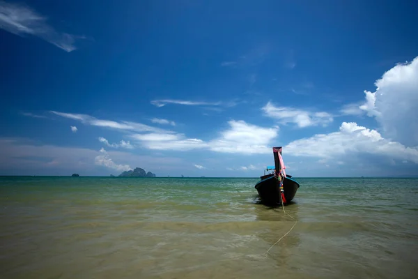 Ao Nang Beach with traditional longtail boats, Krabi, Thailand. — Stock Photo, Image