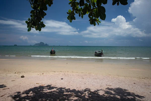 Ao Nang Beach s tradičními čluny, Krabi, Thajsko. — Stock fotografie