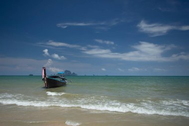 Geleneksel longtail tekneler ile Ao Nang Beach, Krabi, Tayland.