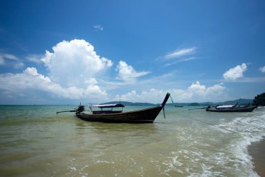 Geleneksel longtail tekneler ile Ao Nang Beach, Krabi, Tayland.