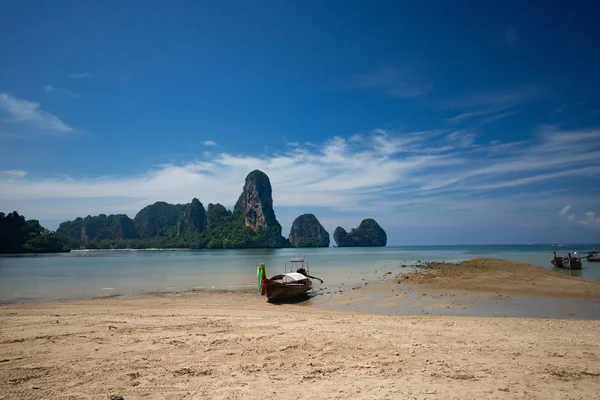 Bateau traditionnel à queue longue sur la plage de Tonsai, Thaïlande . — Photo