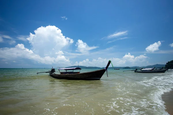 Ao Nang Beach s tradičními čluny, Krabi, Thajsko. — Stock fotografie