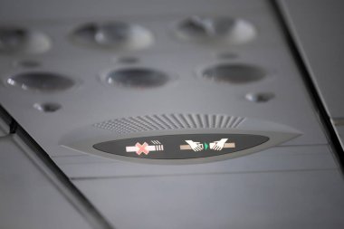 Uçak kabininde sigara izi ve emniyet kemeri işareti yok.