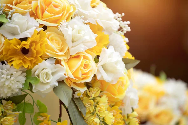 束黄玫瑰，花卉背景 — 图库照片