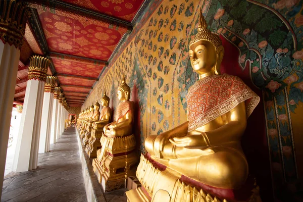 Ancient Buddha ' s Statue vid Wat Pho Temple, Bangkok, Thailand. — Stockfoto