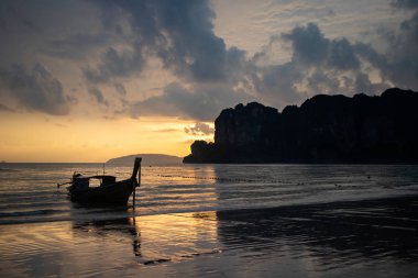 Railay plajda longtail tekneler siluet ile Amazing gün batımı, T