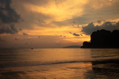 tropik sahil boyunca güzel gündoğumu.