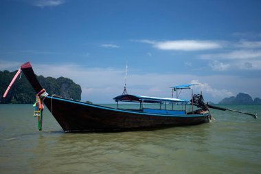 Geleneksel longtail tekneler ile Ao Nang Beach, Krabi, Tayland.
