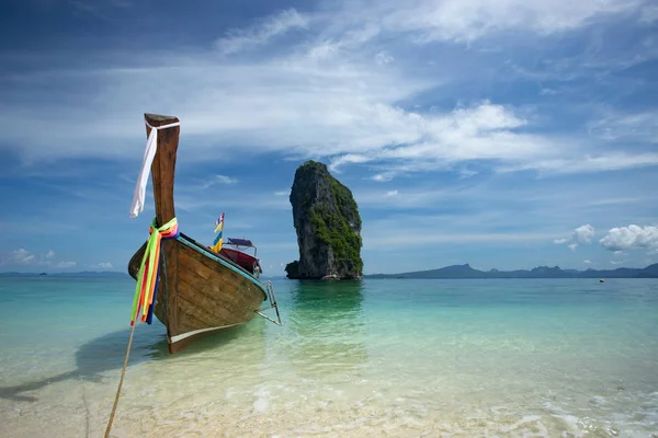 Традиційний довгохвіст човен і острів пода, Таїланд. — стокове фото