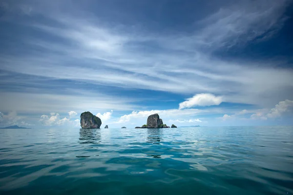 Roche calcaire battante dans l'océan, Krabi, Thaïlande . — Photo
