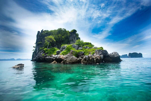 Beaty kalksten Rock i havet, Krabi, Thailand. — Stockfoto