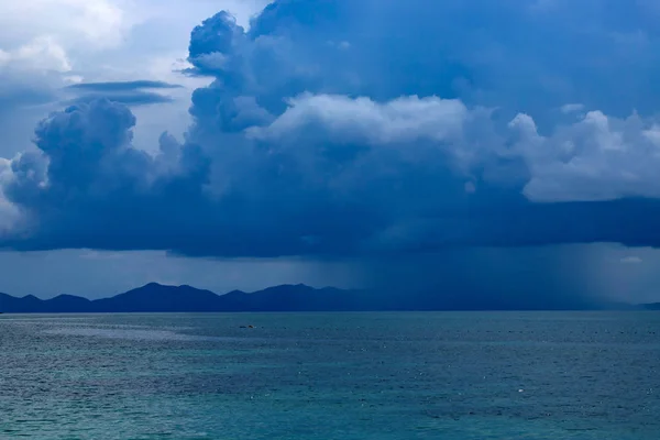 Naderende tropische storm over de zee, Thailand. — Stockfoto