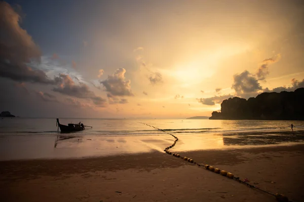 惊人的日落与长尾船剪影在莱莱海滩，T — 图库照片