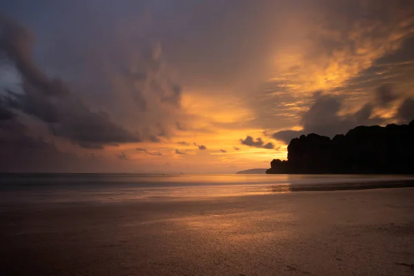 Piękny wschód słońca na tropikalnej plaży. — Stockfoto