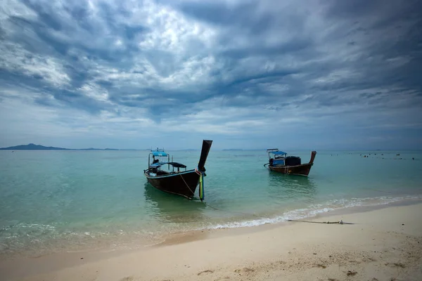 Traditionell longtailbåt på Tonsai Beach, Thailand. — Stockfoto