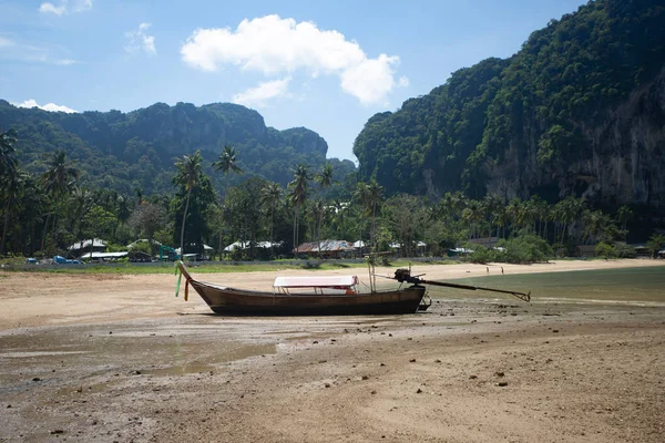 Traditionelles Longtail-Boot am Strand von Tonsai, Thailand. — Stockfoto