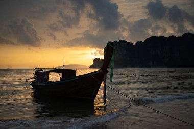 Railay plajda longtail tekneler siluet ile Amazing gün batımı, T