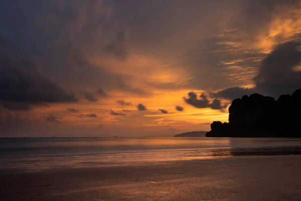 Beautiful sunrise over the tropical beach. — Stock Photo, Image