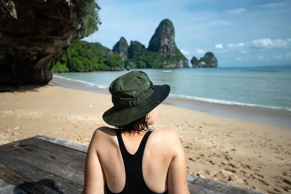 Концепция летнего отдыха с молодой женщиной, отдыхающей на пляже , — стоковое фото