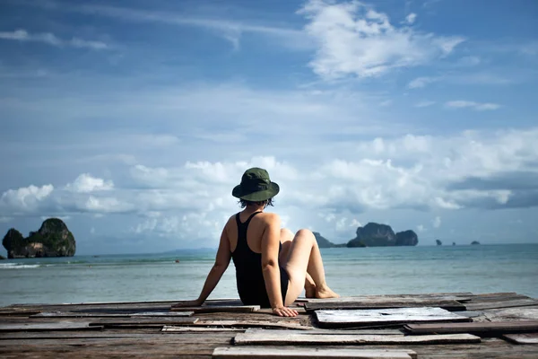 Letní prázdniny s mladou ženou v klidu na pláži, — Stock fotografie