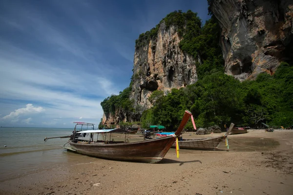 Tradiční dlouhoocasová loď na pláži Tonsai, Thajsko. — Stock fotografie