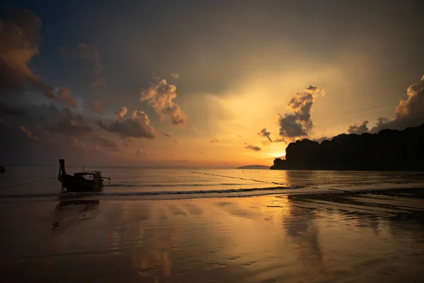 Fantastisk solnedgång med longtail båtar Silhouette på Railay Beach, T — Stockfoto