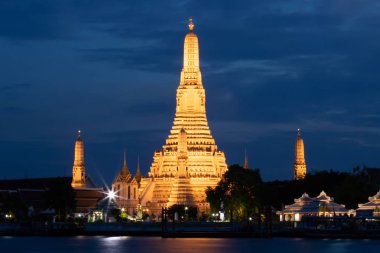 WAT Arun tapınakta alacakaranlık Bangkok, Tayland.