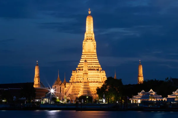 Wat Arun Tempel in der Dämmerung in Bangkok, Thailand. — Stockfoto