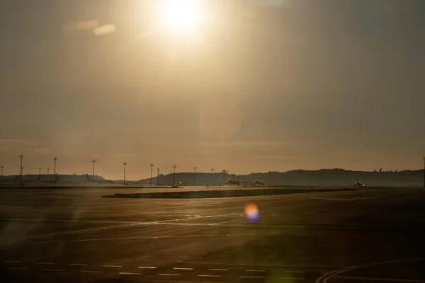 Lever de soleil sur l'aéroport . — Photo