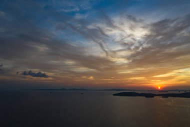 Tayland'da gün batımında kayalar ve okyanus.