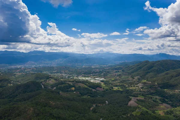 Drohnen-Blick auf grüne Landschaft. — Stockfoto