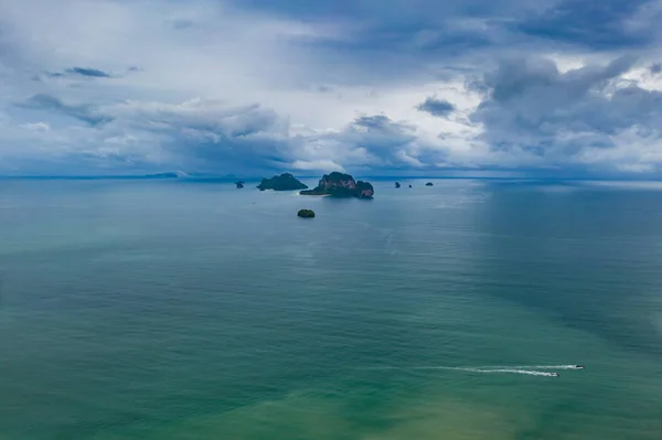 Drone-weergave van tropische eilanden in de Andaman Zee, Krabi, Thaila — Stockfoto