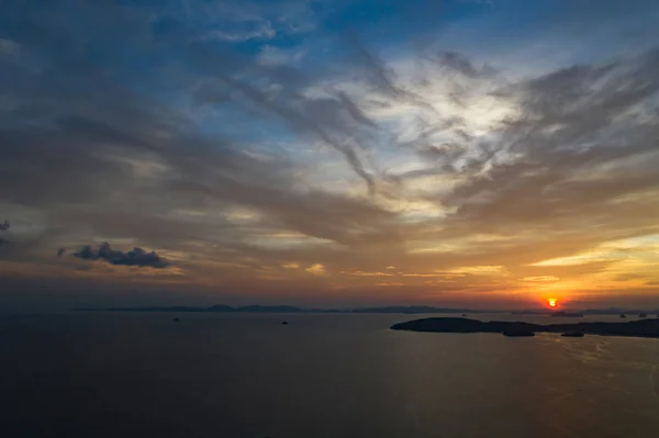 泰国日落中的岩石和海洋. — 图库照片